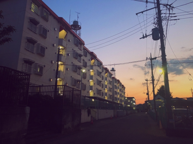 夕焼けの団地